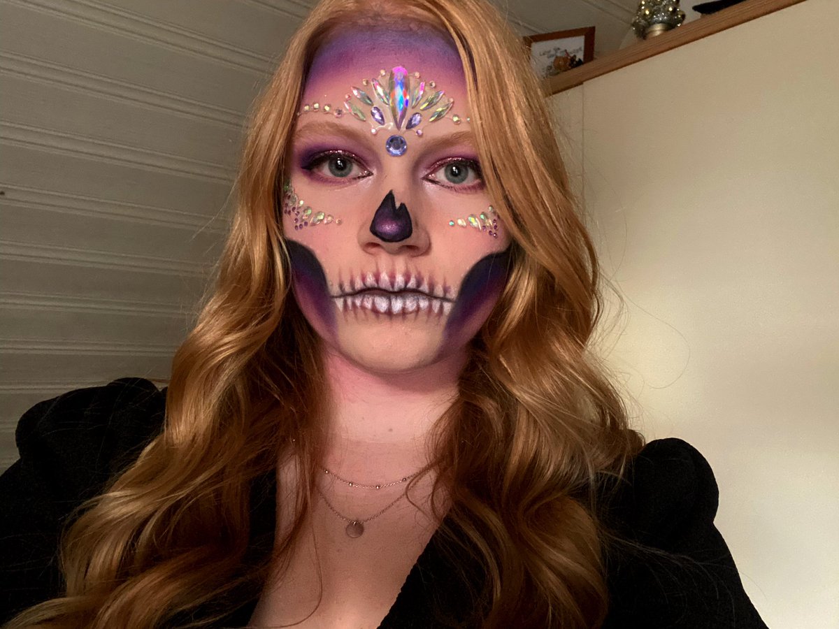 stiIInotmad's tweet image. 🌙 Skeleton but make it glam. This is my makeup look for the #LPMakeUpComp . It’s inspired by the song Midnight. ✨ @LiamPayne @abbyrartistry