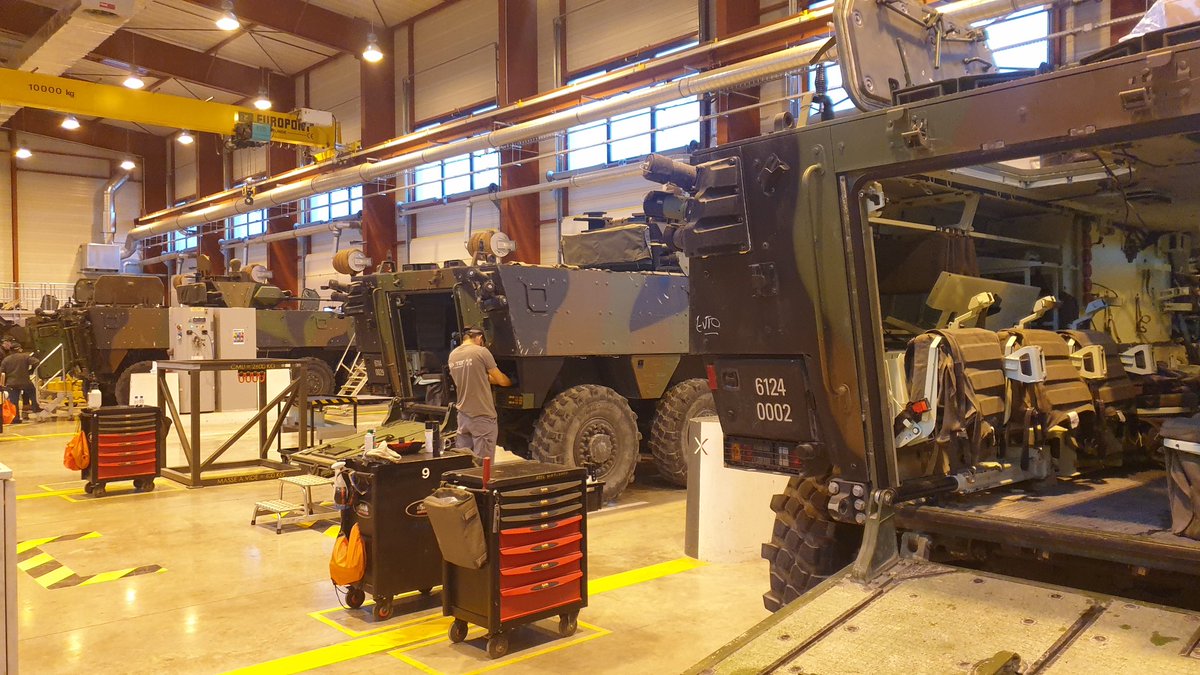ForcesOperation's tweet photo. Au #CENTIAL-51e RI de Mourmelon, dont la maintenance de 200 des 480 véhicules du parc d'entraînement Champagne est réalisée par @Nexter_Group
➡️Dont 56 Leclerc XL, soit +- 1/4 du parc total
📰&🎥 à suivre https://t.co/N6uUl6jPPV