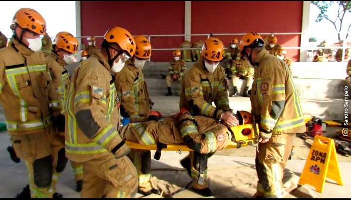 cbmerjoficial's tweet photo. A cada treinamento, um novo aprendizado. Desafios diários dos nossos cadetes do 2° ano.
💪Instrução prática de Salvamento Veicular
#CBMERJ #DGEI #ABMDPII #DI #CIEB #CEAD #24GBM #BombeirosRJ
.
.
#EquipeACS https://t.co/4pqmD0Xj7A