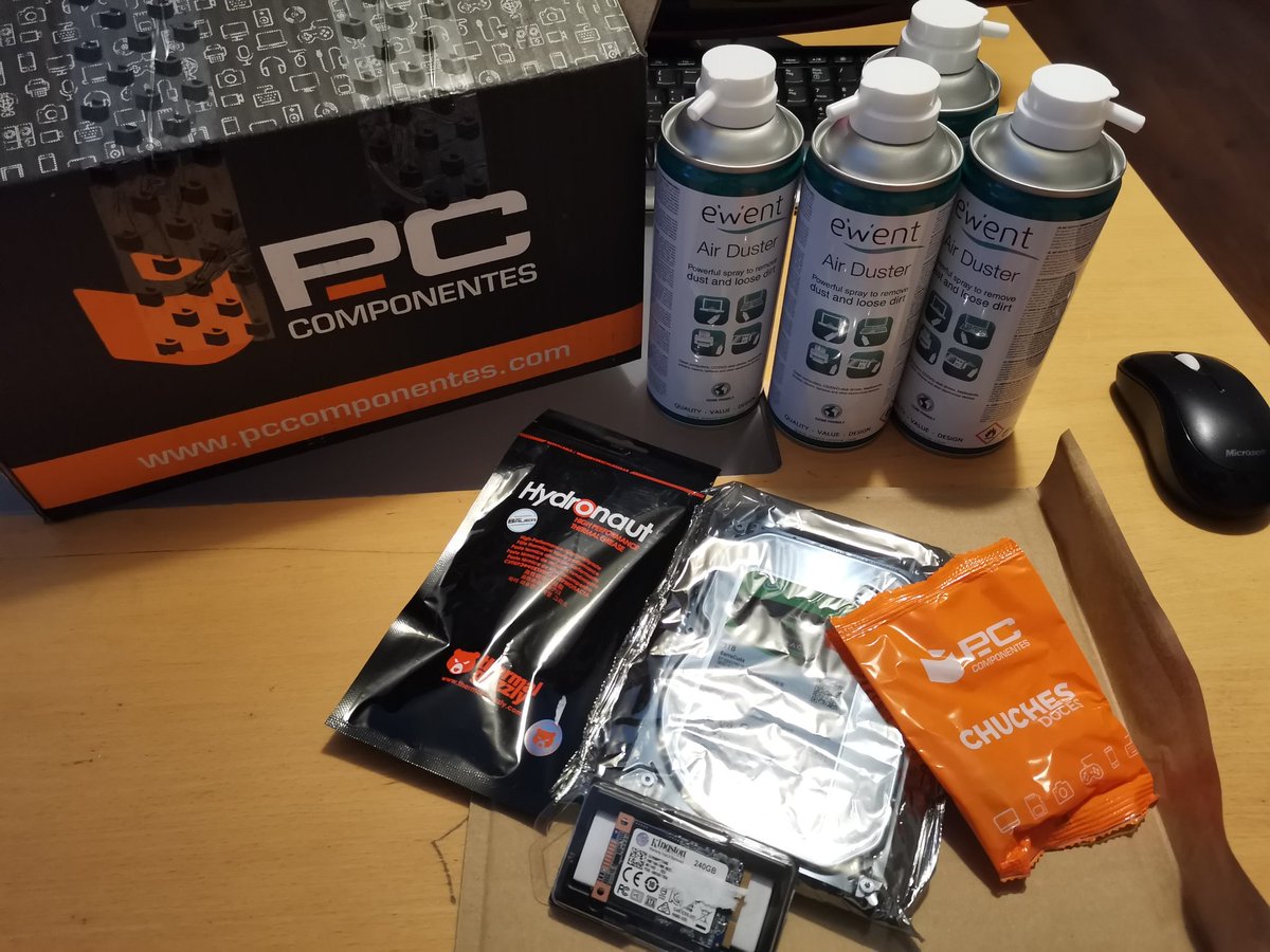 NewUpgradeTech1's tweet photo. No podía esperar más. Como no, con chuches y todo, estos de @pccomponentes son unos detallistas. #unboxing #PcComponentes #Hardware https://t.co/YJjDistiMo