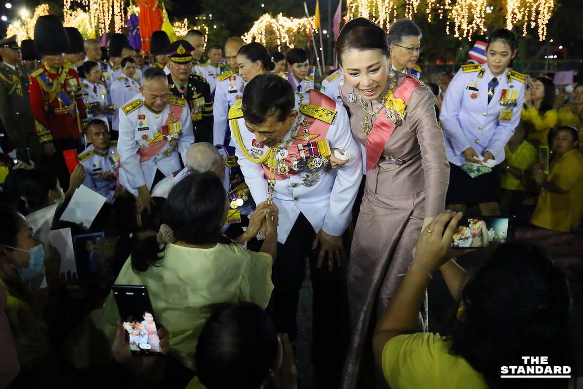 thestandardth's tweet photo. ในหลวง-พระราชินี ทรงพระดำเนินเยี่ยมราษฎรที่มาเฝ้าฯ รับเสด็จ

ภาพ: ฐานิส สุดโต

#KingVajiralongkorn 
#QueenSuthida 
#TheStandardPhoto 
#TheStandardNews https://t.co/jrSFj8SN8w
