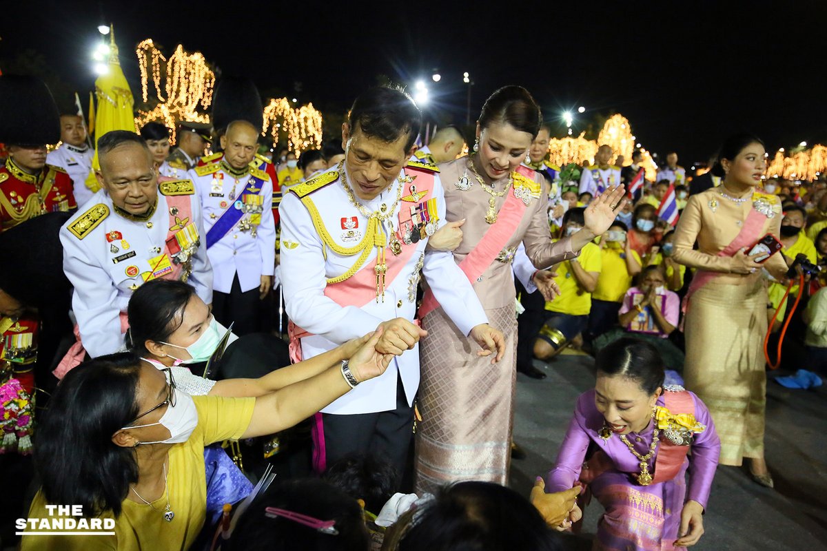 thestandardth's tweet photo. ในหลวง-พระราชินี ทรงพระดำเนินเยี่ยมราษฎรที่มาเฝ้าฯ รับเสด็จ

ภาพ: ฐานิส สุดโต

#KingVajiralongkorn 
#QueenSuthida 
#TheStandardPhoto 
#TheStandardNews https://t.co/jrSFj8SN8w