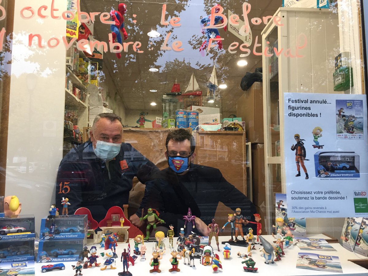 quent1lefebvre's tweet photo. Rien ne se perd... avec mon cher @PascalROBERT20  nous sommes allés installer les figurines prévues à la base pour notre Festival @bdsurlelac ... à la librairie Aux Belles Histoires (place Clemenceau à #aixlesbains) ! 🙂 Un pourcentage est pour @MCMA_Officiel ! https://t.co/zI2A0BAIsY