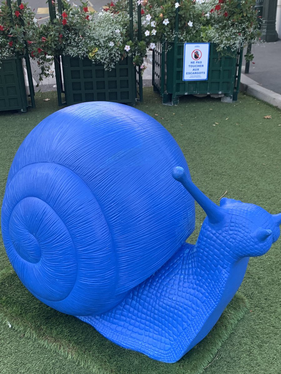 Sans même parler esthétique, mettre d’énormes escargots de couleur en plastique (cassant) sur une zone piétonne et interdire aux enfants de monter dessus c’est vraiment se foutre des gamins... Encore une absurdité (pour rester politiquement correct) made in #Puteaux 😡