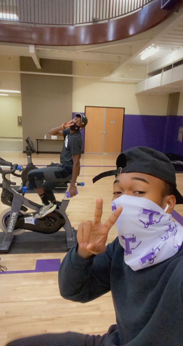 atgwills17's tweet photo. Weather may have changed practice, but the boys are still putting in that work! 💪 @_slxmjxm @Jaden_Hall20 https://t.co/bRZtmw9IXI