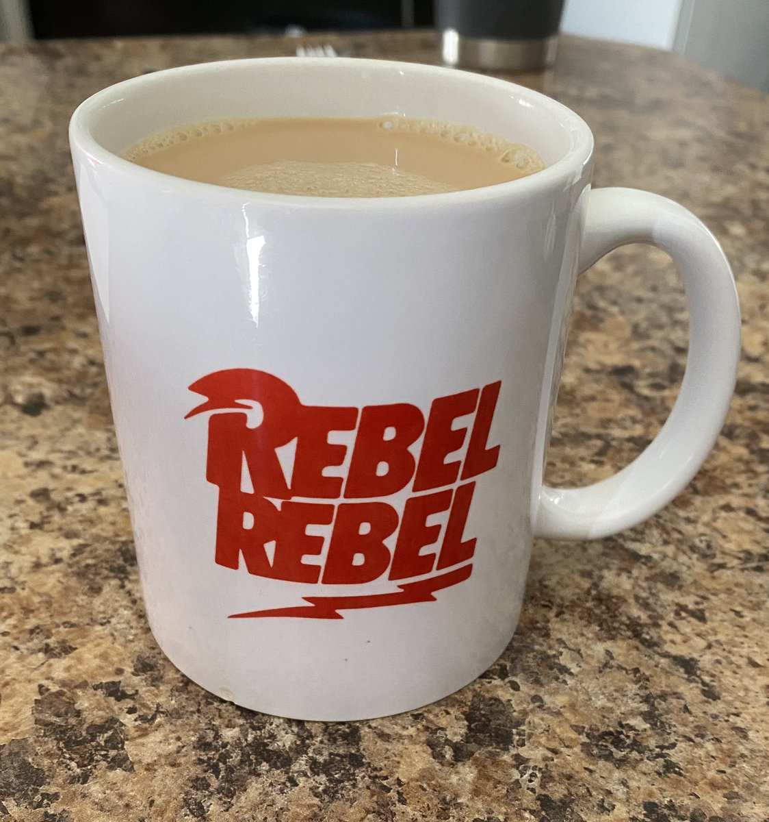 burritoconcoca's tweet photo. Tomando mi cafecito de viernes se que @ruleiro y @eltalcha tienen en la banca a Bowie, así que también pediré DON QUIJOTE MARIGUANA de Brujería #ElNoYaLoTengo #ApestaAViernes #SemaforoRojo #DoctorPoderoso https://t.co/mLoMCGlvGI