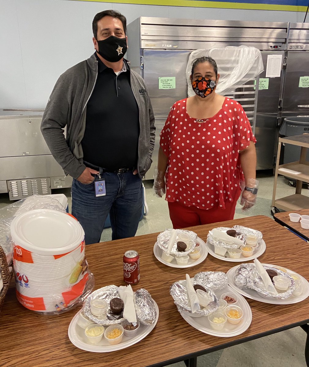 Griselda194's tweet photo. Thank you to our administrators for showing us how much you care!! Loaded baked potato for lunch!!😋❤️#feelingappreciated #murryfly #oilerpride #ecisd https://t.co/gQkb0I3mJ4