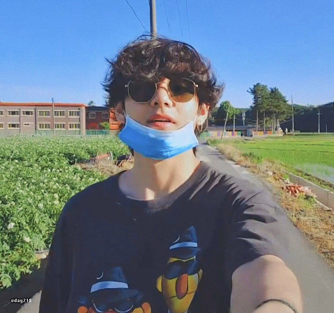 Mariolos6's tweet photo. Taehyung happy 
Taehyung Handsome 
Taehyung wonderful 
Please, love Kim Taehyung 💜
#V #WinterBear #TAEHYUNG #TaeTae #KimTaehyung #Bts https://t.co/l0O9QNFhc2