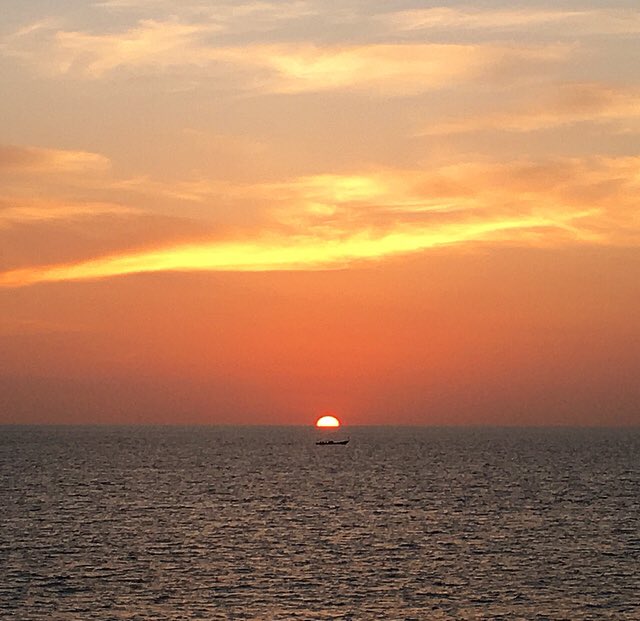 And the sunsets just keep on coming! What a lovely way to spend a Friday evening. It’s hard to beat a sunset dinner with friends at #lumleybeach.
#SierraLeone #SaloneTwitter #sweetsalone #Freetown #homesweetsalone #landthatwelove 💚🤍💙 https://t.co/N1G4fxmPvj