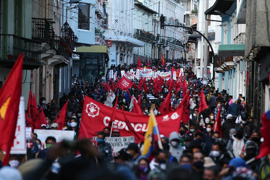 xquitolabsocial's tweet photo. La movilización nacional 🇪🇨 convocada por los trabajadores, estudiantes, médicos, mujeres, organizaciones sociales, fueron en rechazo al desempleo, inseguridad, corrupción y en contra del gobierno por sus políticas y acuerdos con el #FMI ⬇️⬇️⬇️
#NoALaCorrupción
#XQuito ✊🏼 https://t.co/wmM6mHUCXF