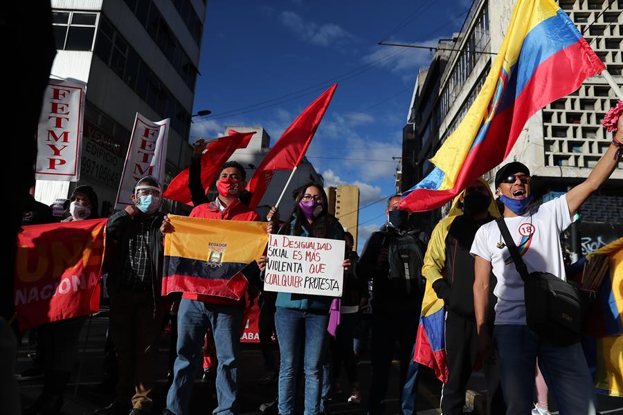 xquitolabsocial's tweet photo. La movilización nacional 🇪🇨 convocada por los trabajadores, estudiantes, médicos, mujeres, organizaciones sociales, fueron en rechazo al desempleo, inseguridad, corrupción y en contra del gobierno por sus políticas y acuerdos con el #FMI ⬇️⬇️⬇️
#NoALaCorrupción
#XQuito ✊🏼 https://t.co/wmM6mHUCXF