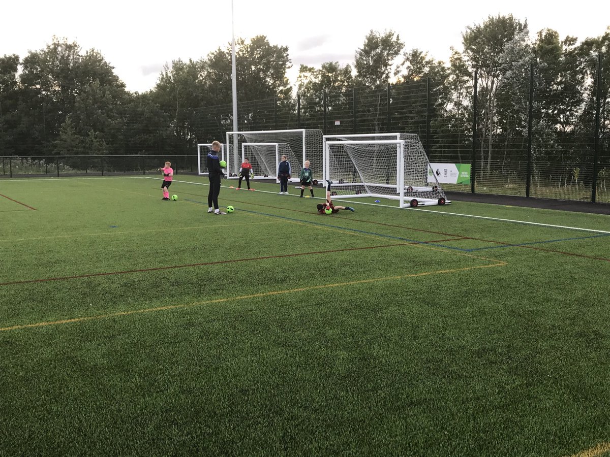 ChrisErrington7's tweet photo. Action shots from our new Goalkeeping session Ford quarry hub Sunderland tonight, 4 groups all looking to make as many saves as possible. ⁦@Bradyoung02⁩   ⁦@ajlawrence100⁩ https://t.co/4SZeVNXS58