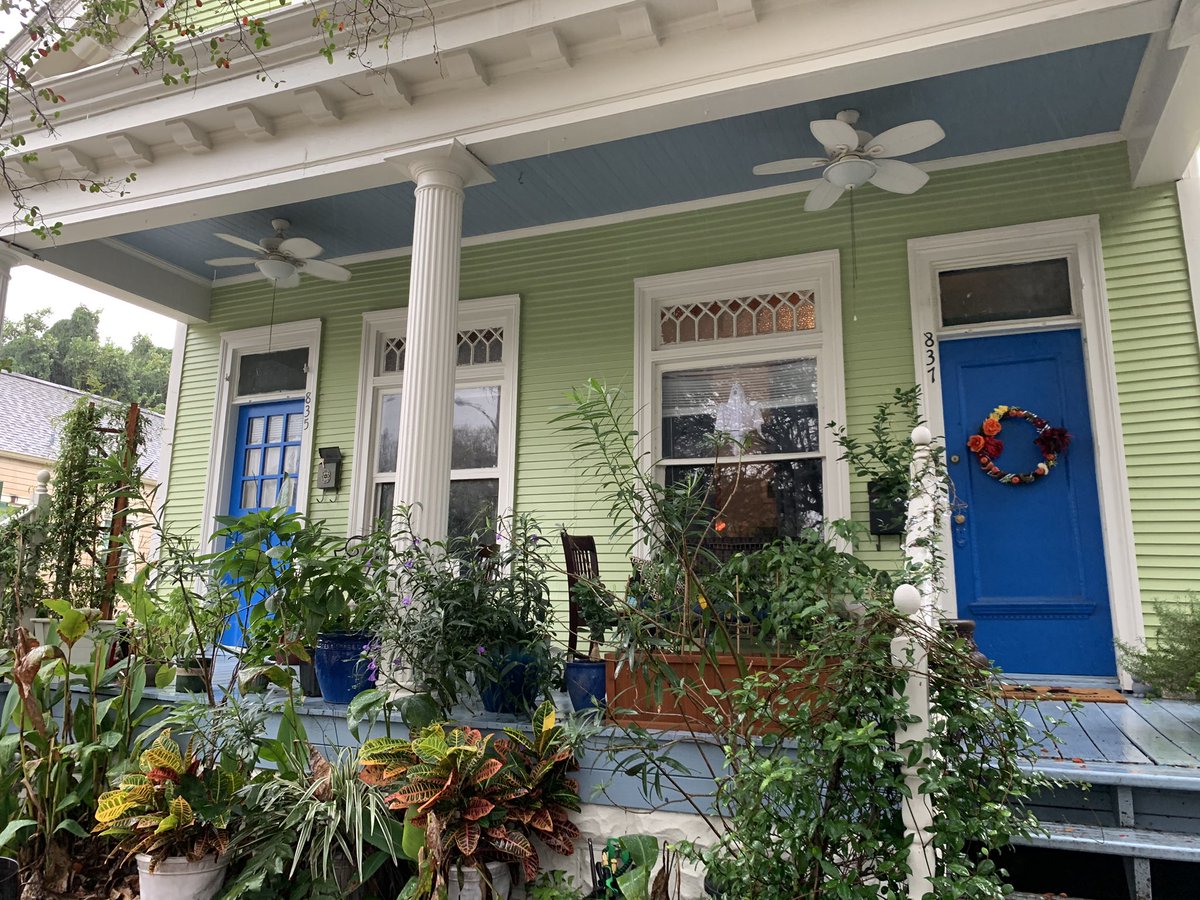 propsprocket's tweet photo. We saw this house walking to lunch today and we’re definitely fans of that color combo💙💚 #propertysprocket #changerealestate 🏠⚙️ https://t.co/gdJ1EqBgdk