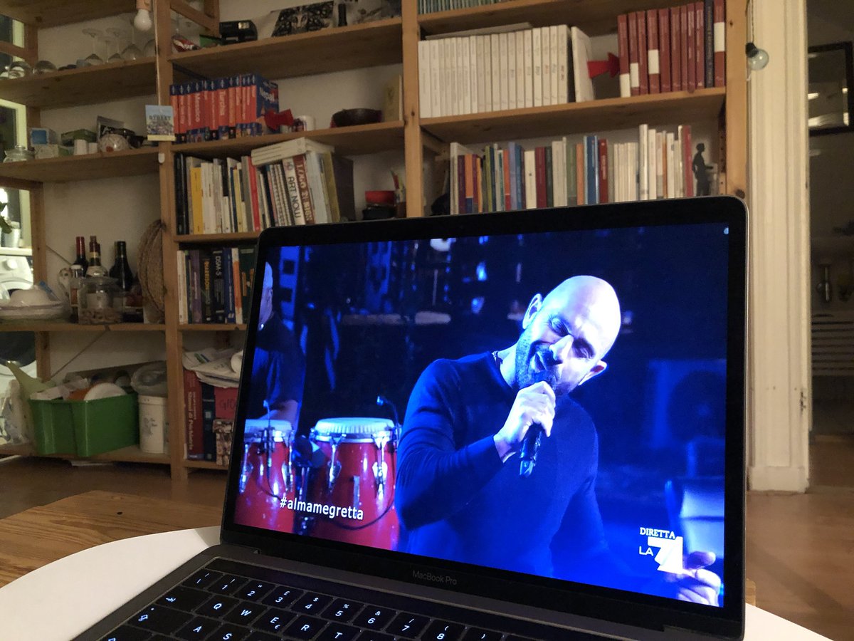 manlioma's tweet photo. grande raiz! saluti frugali da Amsterdam #vardipuntata #propagandalive @welikeduel https://t.co/jiKFH6GLHS