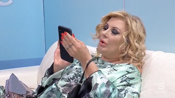 trash_italiano's tweet photo. Alice Fabbrica che, finito il confronto, aggiunge la sezione #GFVIP alle sue storie in evidenza su Instagram. https://t.co/0kemoVsnZA