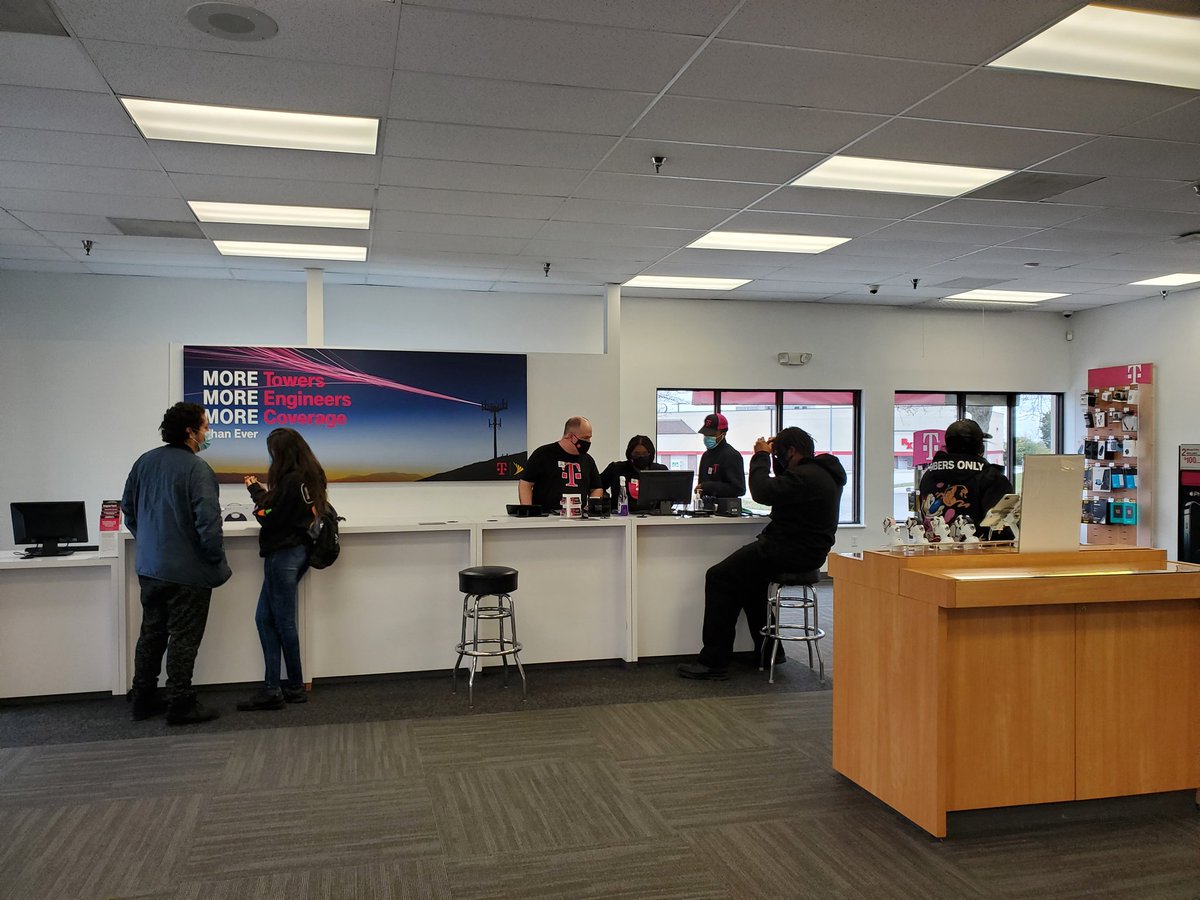 Team GRN in KC selling some 12s and iWatches and TNX. All while having fun with the customers!! Rock stars!!!