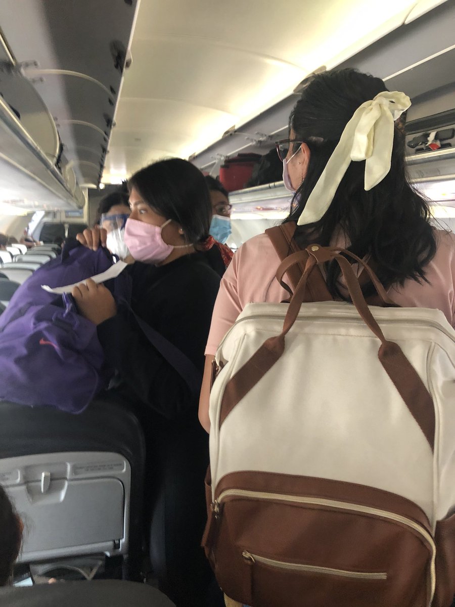 justanag's tweet photo. @VivaAerobus no cuida a sus pasajeros, no tiene la política de solo abordan 3 líneas a la vez, hacen filas sin sana distancia y adentro del avión no ponen orden https://t.co/xiNRGK6eTi
