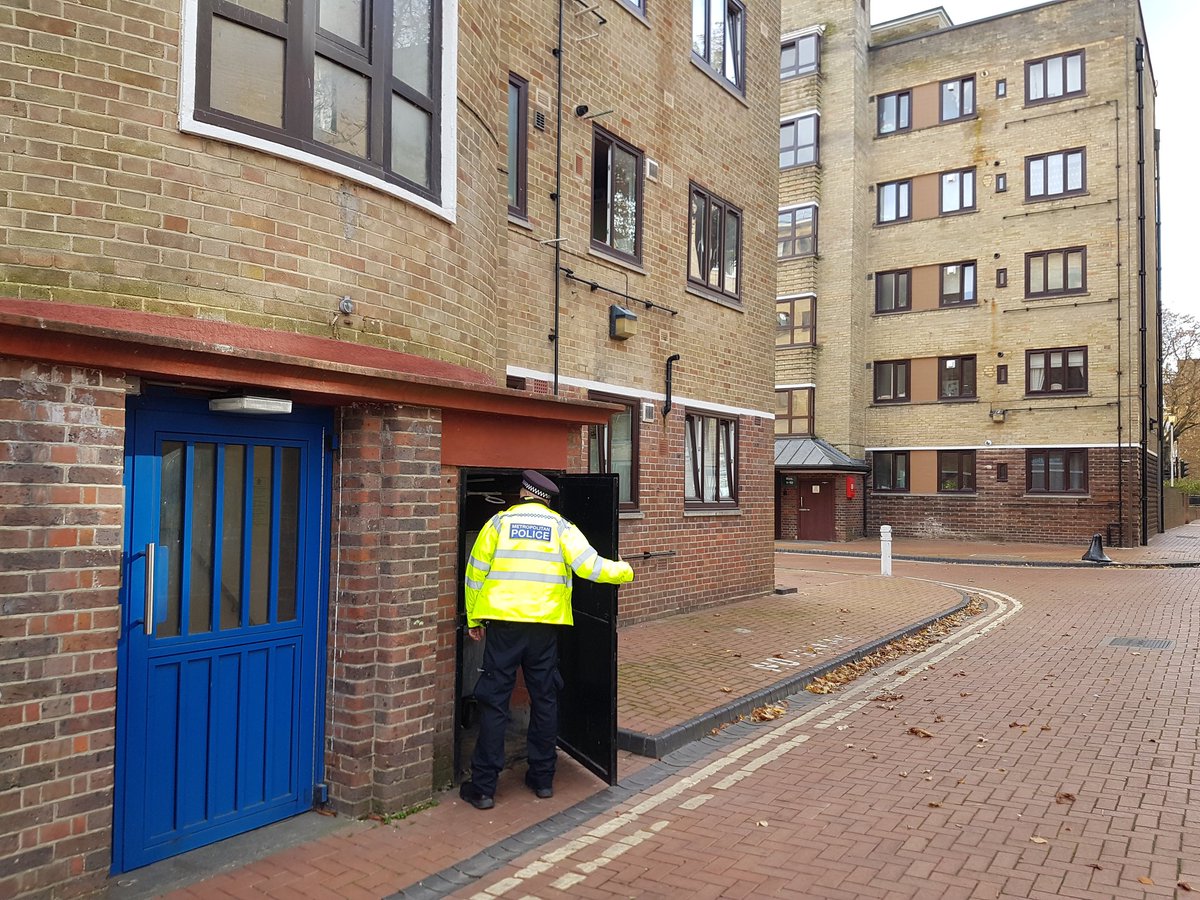 MPSWoodberryDwn's tweet photo. En route to #StokeNewington for #ArrestEnquiries on one of our outstanding offenders this morning via #ClissoldPark. Then #AutumnNights patrols kicked in &amp; we carried out a patrol of #AmwellCourt while #PCSOZaka patrolled #PortlandRise/#ManorHouse/ the estate into the evening 👍🏻 https://t.co/JJBHBVRJUD