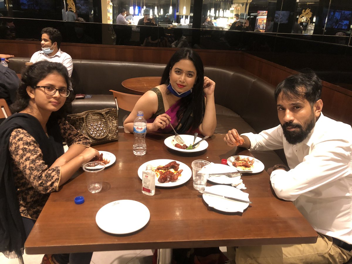BhabnaAshna's tweet photo. #smalldinner #withbf #andassistant https://t.co/rzrZ7w6Opj
