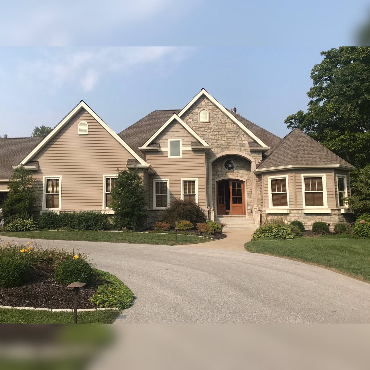 CornerstoneSTL's tweet photo. This tumbled stone is a perfect accent to any home! #chesterfieldmo #mason #masonry #stonemason #stlouis https://t.co/7dJA14F9zS
