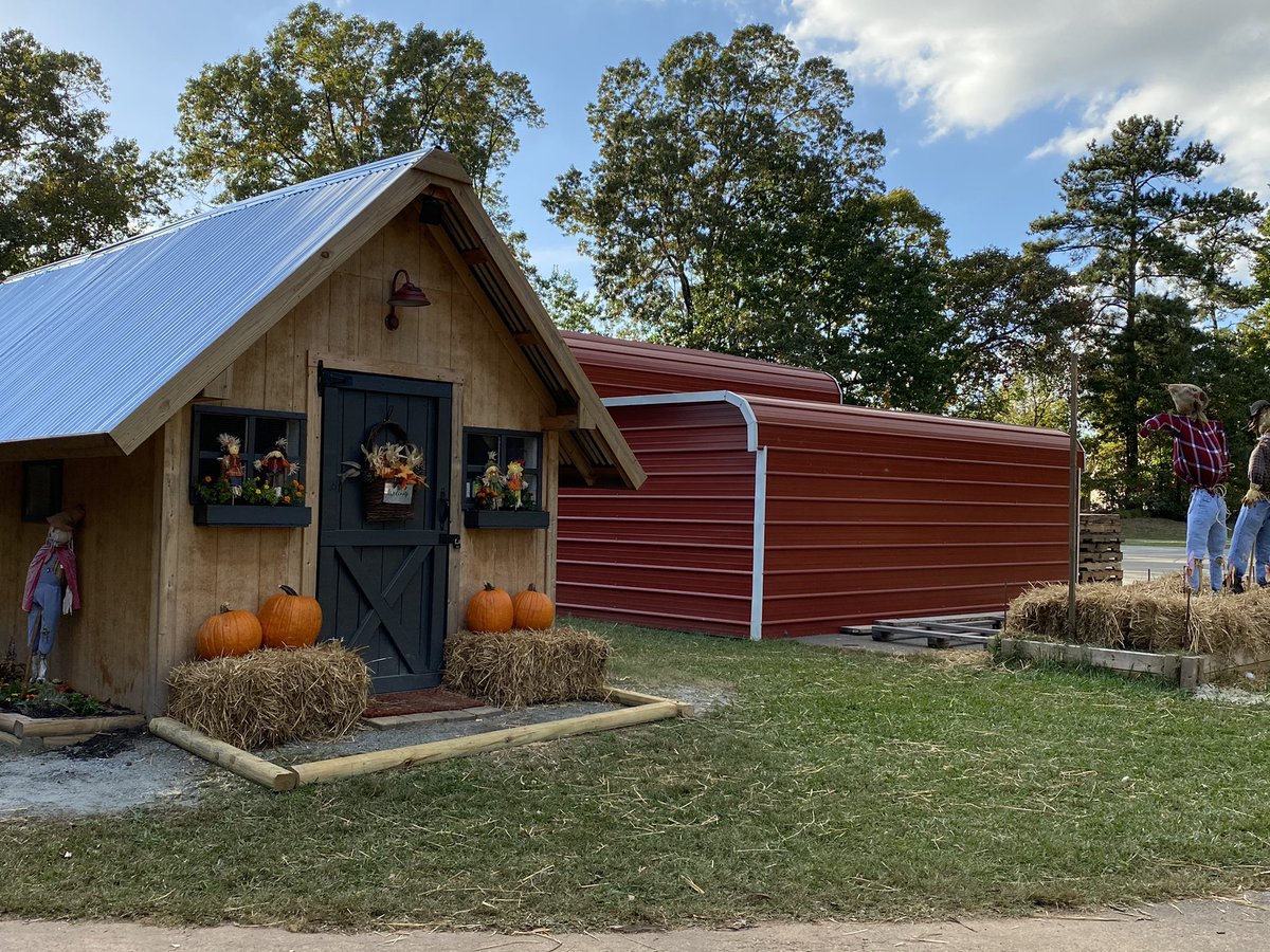 BakerCharm's tweet photo. Down on the farm scarey!   #learngrowlead @bakerelembears https://t.co/o06nAvmIxl