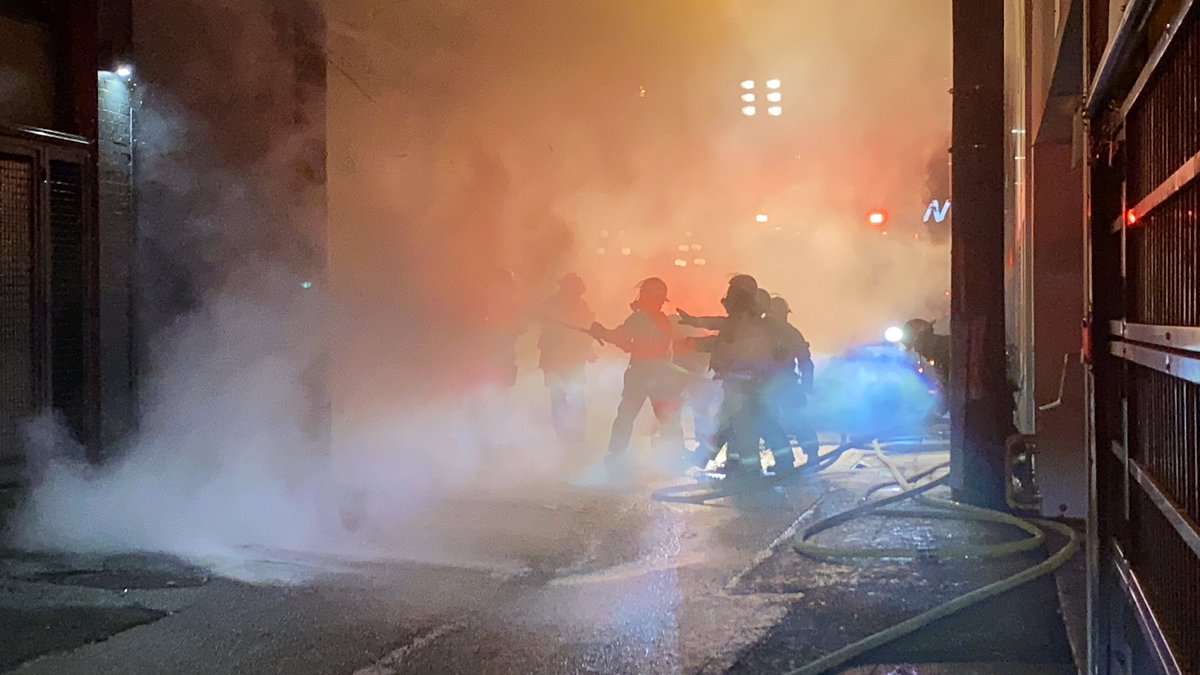 GrayeWilliams's tweet photo. @NEWS1130 Arson in #vancouver, so hot right now. This is 55 W Hastings, where two men set fire to a mattress stacked on a gas main to cause maximum damage.   1/ https://t.co/ypxo16R5FO