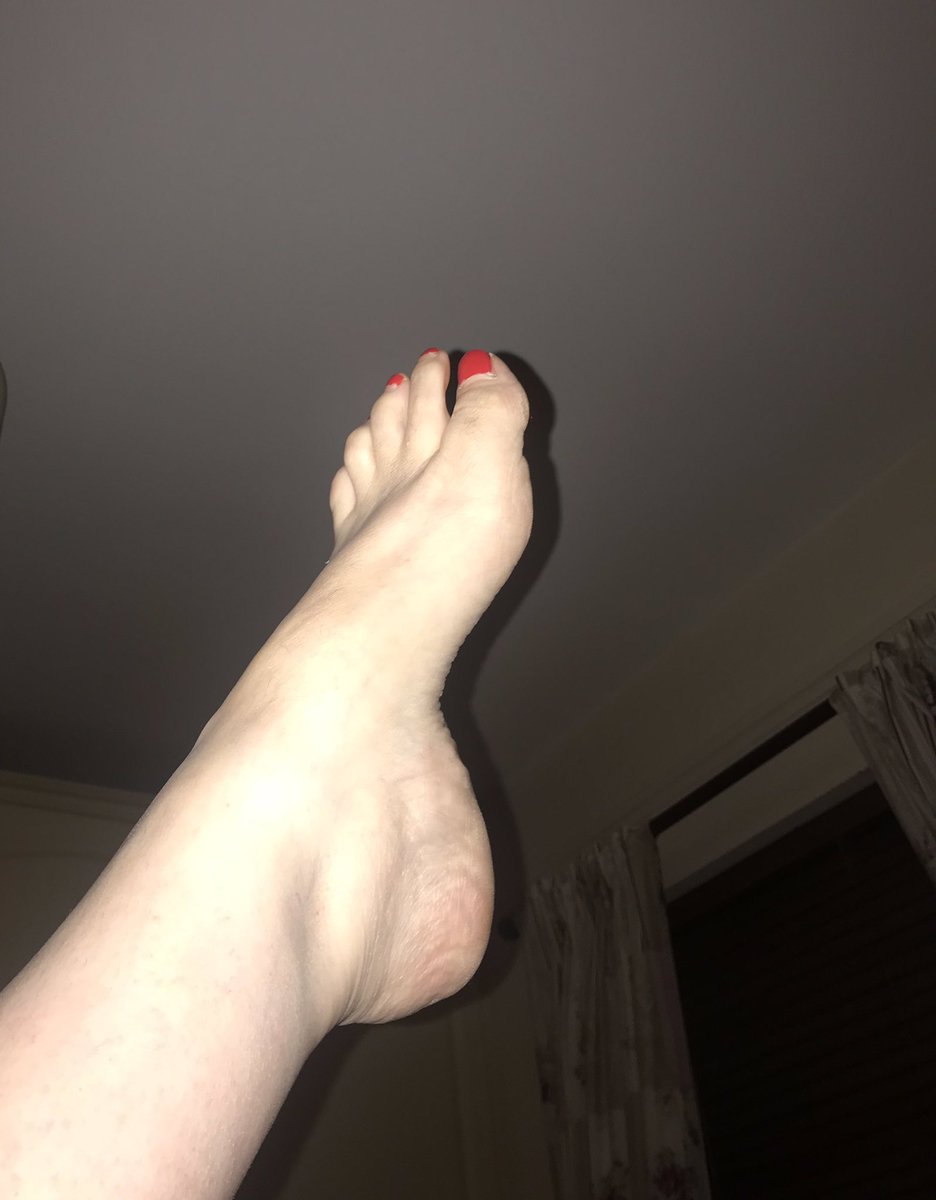 FunCurvy's tweet photo. #foot #feetintheair #whitefeet #sugardaddyneededasap https://t.co/MIPIOWMSCp
