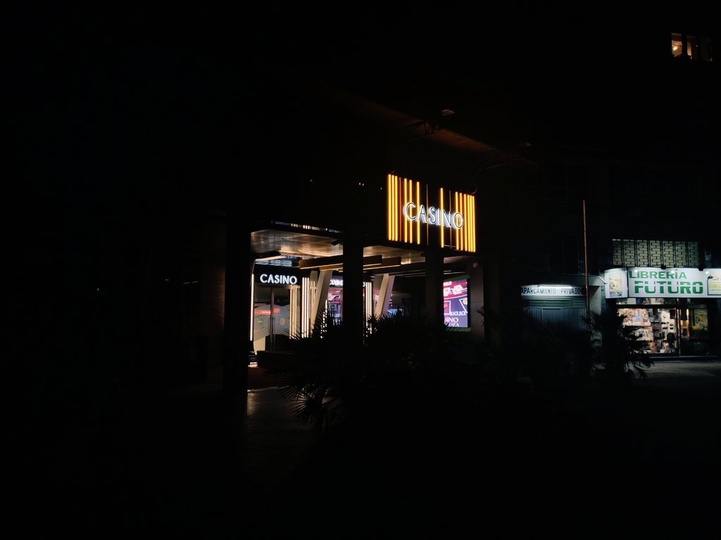 ItxaPsico's tweet photo. Mientras el futuro es incierto y las librerías se cierran, los casinos siguen abiertos. 

📷Casino de Zaragoza. La salud no es un juego. 23.10.2020. https://t.co/ydn3k96aHE