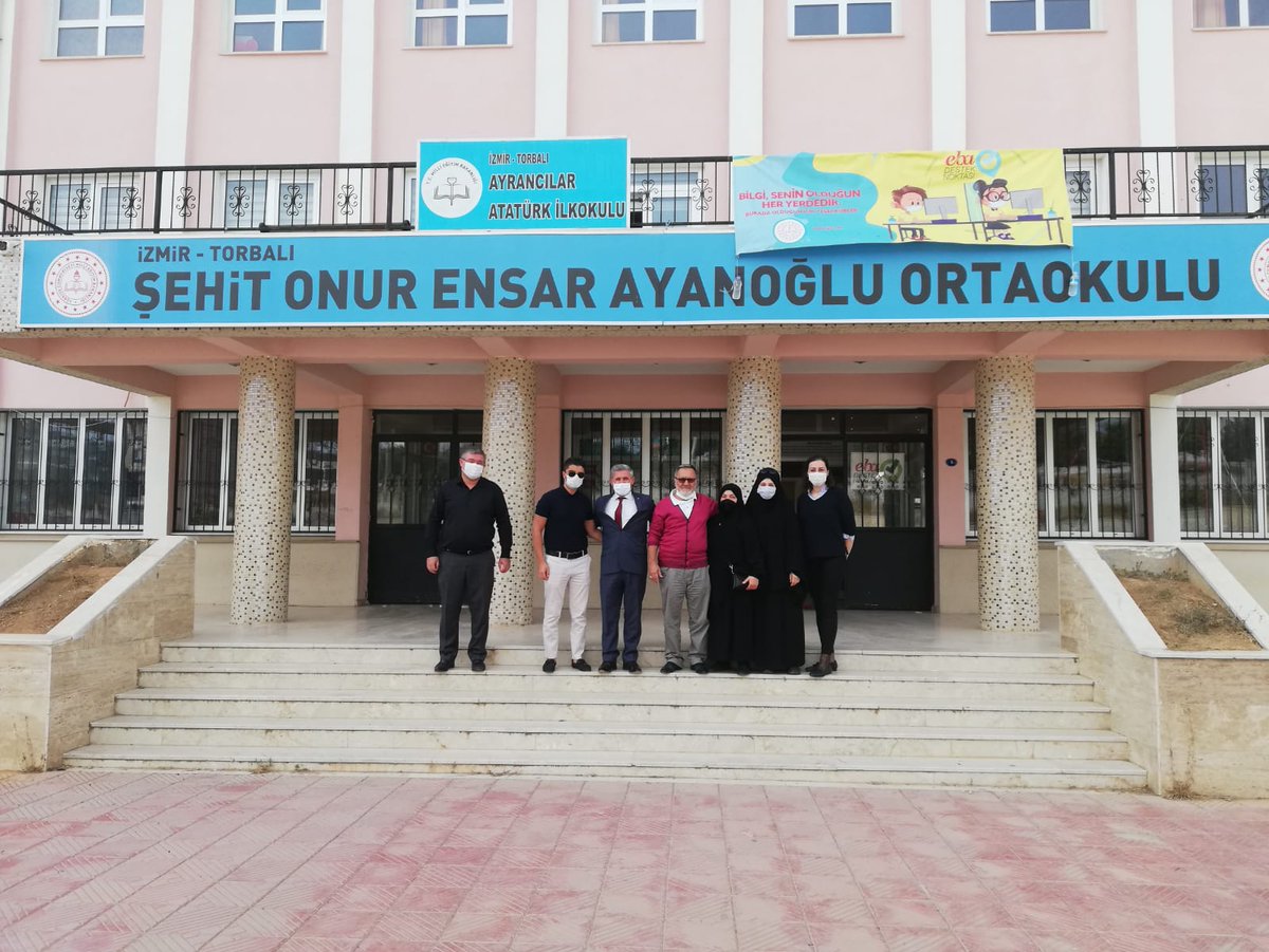 EnsarSehit's tweet photo. Okulumuza adını veren 15 Temmuz Şehidimiz Onur Ensar Ayanoğlu nun babası İhsan Ayanoğlu amcamız ,15 Temmuz Gazisi kardeşi  Oğuz Ayanoğlu, annesi ve yengesi okulumuzu ziyaret etmişlerdir.. İlçe Milli Eğitim Müdürümüz Cafer tosun ile kendilerini ağırladık. @torbali_35 @izmir_ilmem https://t.co/TwGfhBKIjv