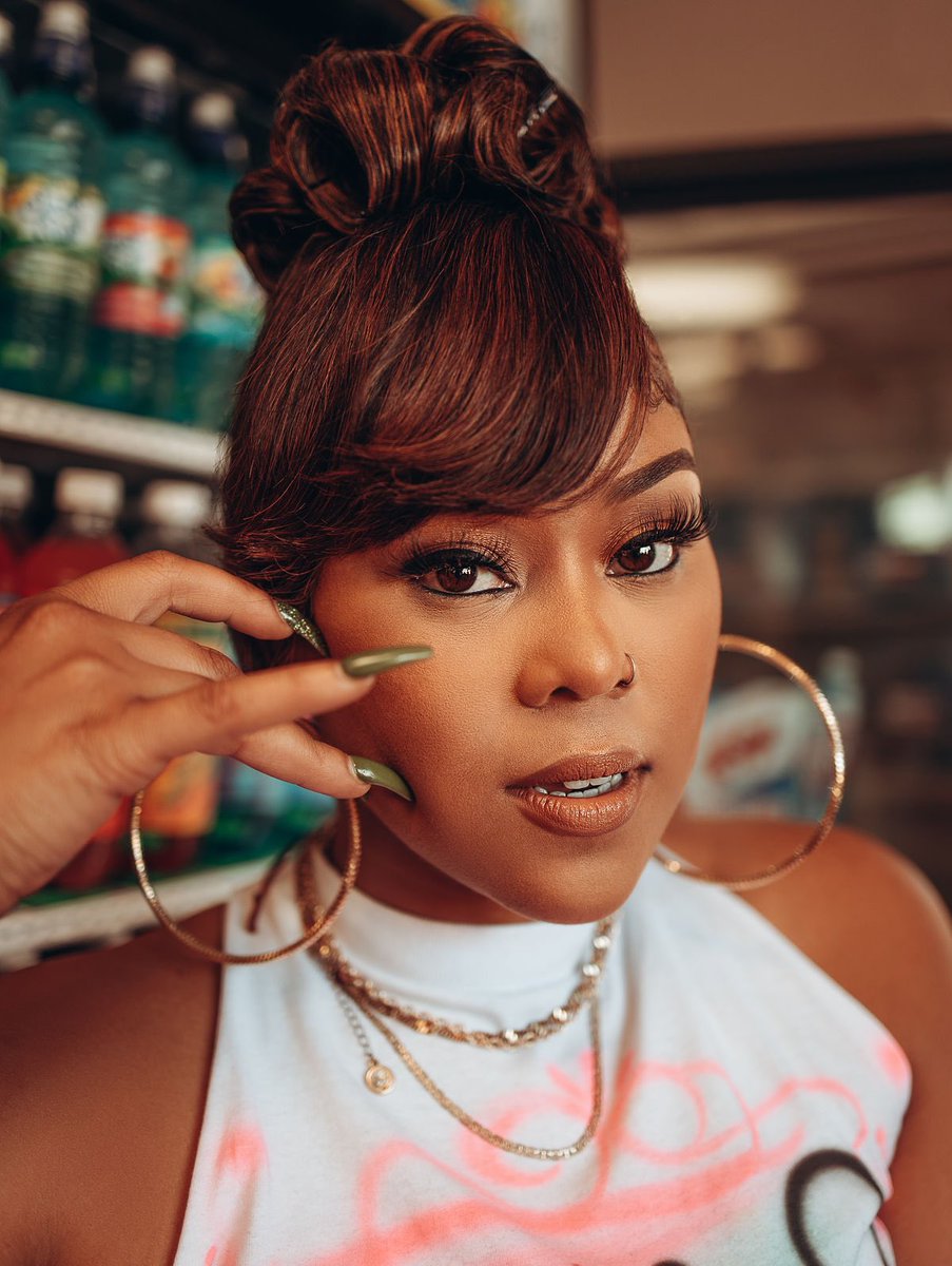 fashionfwd_ash's tweet photo. Now don’t come up in here asking for free gars and cookies. We got new @VessSoda in the fridge and Takis for dem kids. Get into Big Baby Ash in “8th &amp; Corinth” #TripleDdat 
Photo by @kwesithethird 
Hair: @salon_shay 
Makeup: @fatimathemua https://t.co/aiTMpTR2oJ