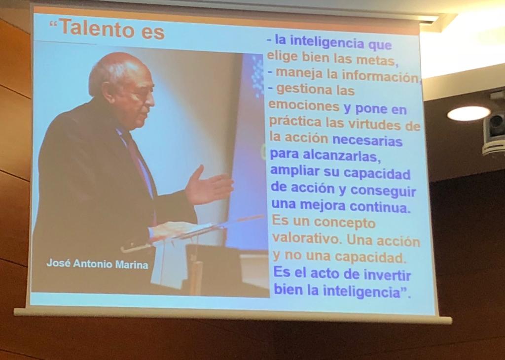 “Talento es la inteligencia que elige bien las metas,maneja información, gestiona las emociones y pone en práctica las virtudes de la acción necesarias para alcanzarlas, ampliar su capacidad de acción y lograr una mejora continua.
Es un concepto valorativo.”
José antonio Marina.