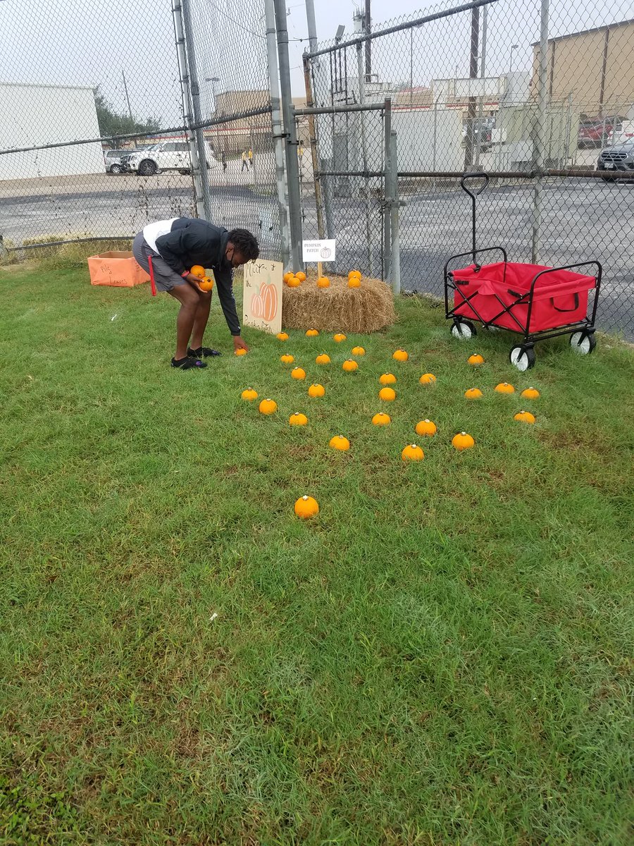 MrsGarrison_THS's tweet photo. THS Education and Training students did an amazing job planning and setting up for EEA Fall Festival this morning! @TISD_CTE @TISDTHS https://t.co/140mVFyaJB