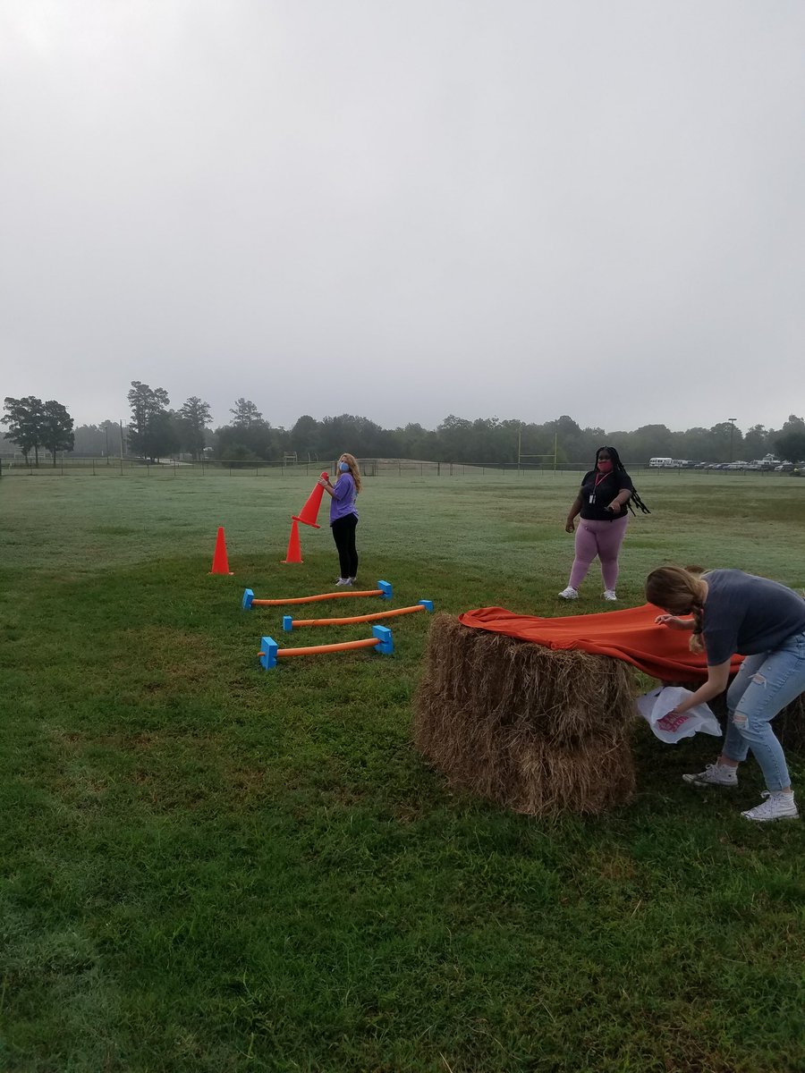 MrsGarrison_THS's tweet photo. THS Education and Training students did an amazing job planning and setting up for EEA Fall Festival this morning! @TISD_CTE @TISDTHS https://t.co/140mVFyaJB