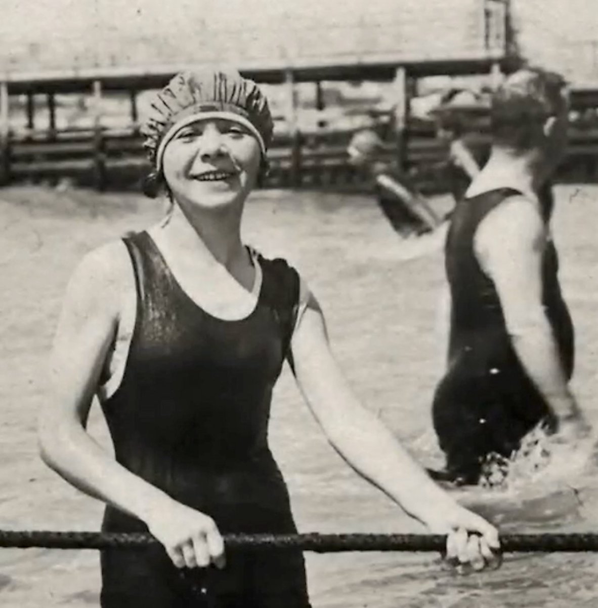 FotosFamiliaMdP's tweet photo. Alfonsina Storni en playa de Mar del Plata. Año 1924. Foto de la revista Caras y Caretas, que dedicó un artículo al veraneo de la famosa escritora. https://t.co/8j8YXabcX1