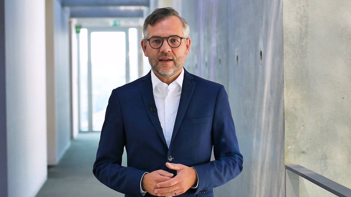 engagementpreis's tweet photo. „In einer Zeit, in der das Autoritäre wächst und die Demokratie zunehmend unter Druck gerät, ist es wichtig, dass wir viele Mutmacherinnen und Weltverbesserer haben.“ @MiRo_SPD  https://t.co/Y3fhbwXoxK https://t.co/wPBF0CTyyW