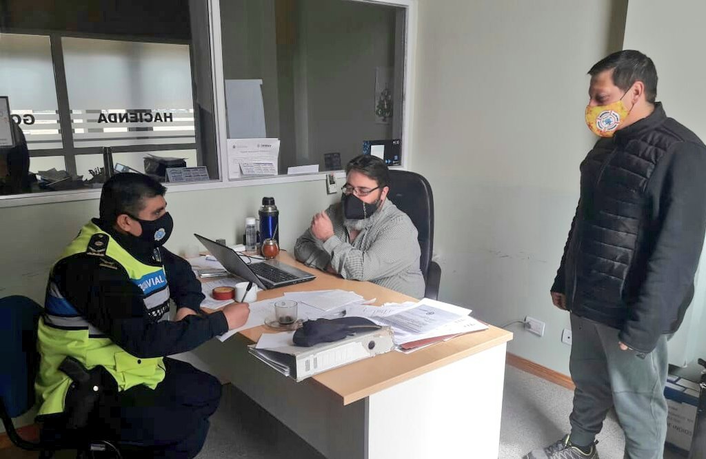 El Crio Insp Martín Pedraza resp de la Deleg en #ComodoroRivadavia, x instrucción del Subsec Leonardo Das Neves, se reunió con autoridades de #PasodeIndios y entrevistó a los futuros agentes prev quienes prestarán funciones en la Subsec de Seg Vial en dicha loc.👇 https://t.co/kpiZjSWea9