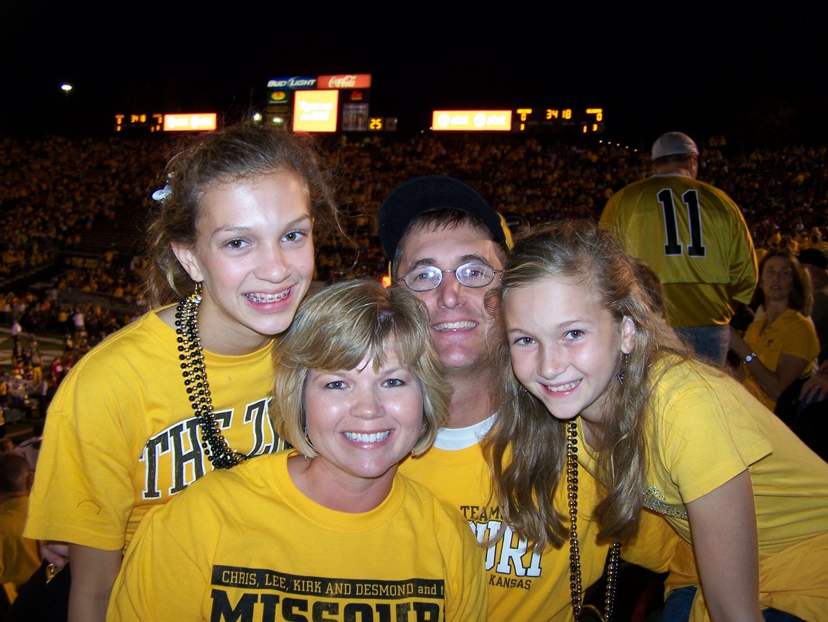 If I never have a better weekend in CoMo than this one in 2010, I will still have died a happy man. What a weekend it was with  @mizzou Homecoming and  @CollegeGameDay! Here’s a thread, a decade in the making. With  @SusanWidick ,  @abbeyywidick , and  @AllieWidick.