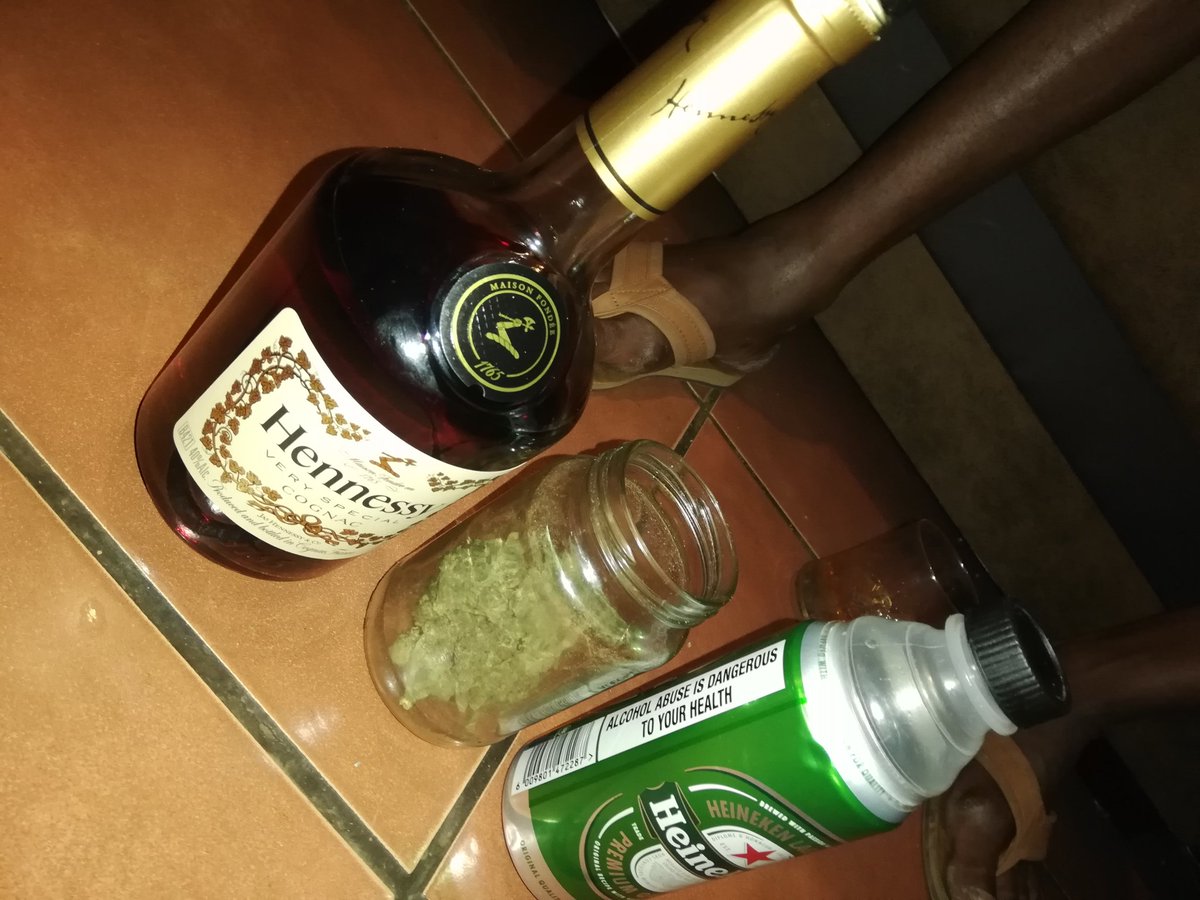 StumzaKeTumiso's tweet image. #hit_refresh
HHHH=Hennie, herbs, heine n house🙆🏾‍♂️🙆🏾‍♂️🔊🔊🔊