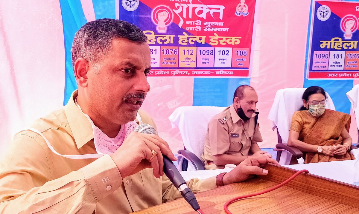 dmballia's tweet image. #MissionShakti अभियान के तहत शहर कोतवाली परिसर में आयोजित कार्यक्रम में बहादुरी भरा कार्य करने वाली महिला आरक्षियों को प्रशस्ति पत्र देकर सम्मानित किया गया। स्कूली छात्राओं को समस्त हेल्पलाइन नंबर, सुरक्षा संबंधी कानून व उनके अधिकार के बारे में जानकारी दी गई।
@CMOfficeUP @UPGovt