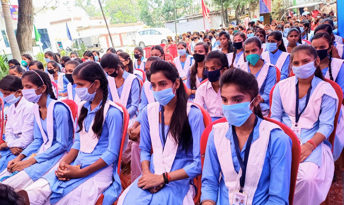 dmballia's tweet image. #MissionShakti अभियान के तहत शहर कोतवाली परिसर में आयोजित कार्यक्रम में बहादुरी भरा कार्य करने वाली महिला आरक्षियों को प्रशस्ति पत्र देकर सम्मानित किया गया। स्कूली छात्राओं को समस्त हेल्पलाइन नंबर, सुरक्षा संबंधी कानून व उनके अधिकार के बारे में जानकारी दी गई।
@CMOfficeUP @UPGovt