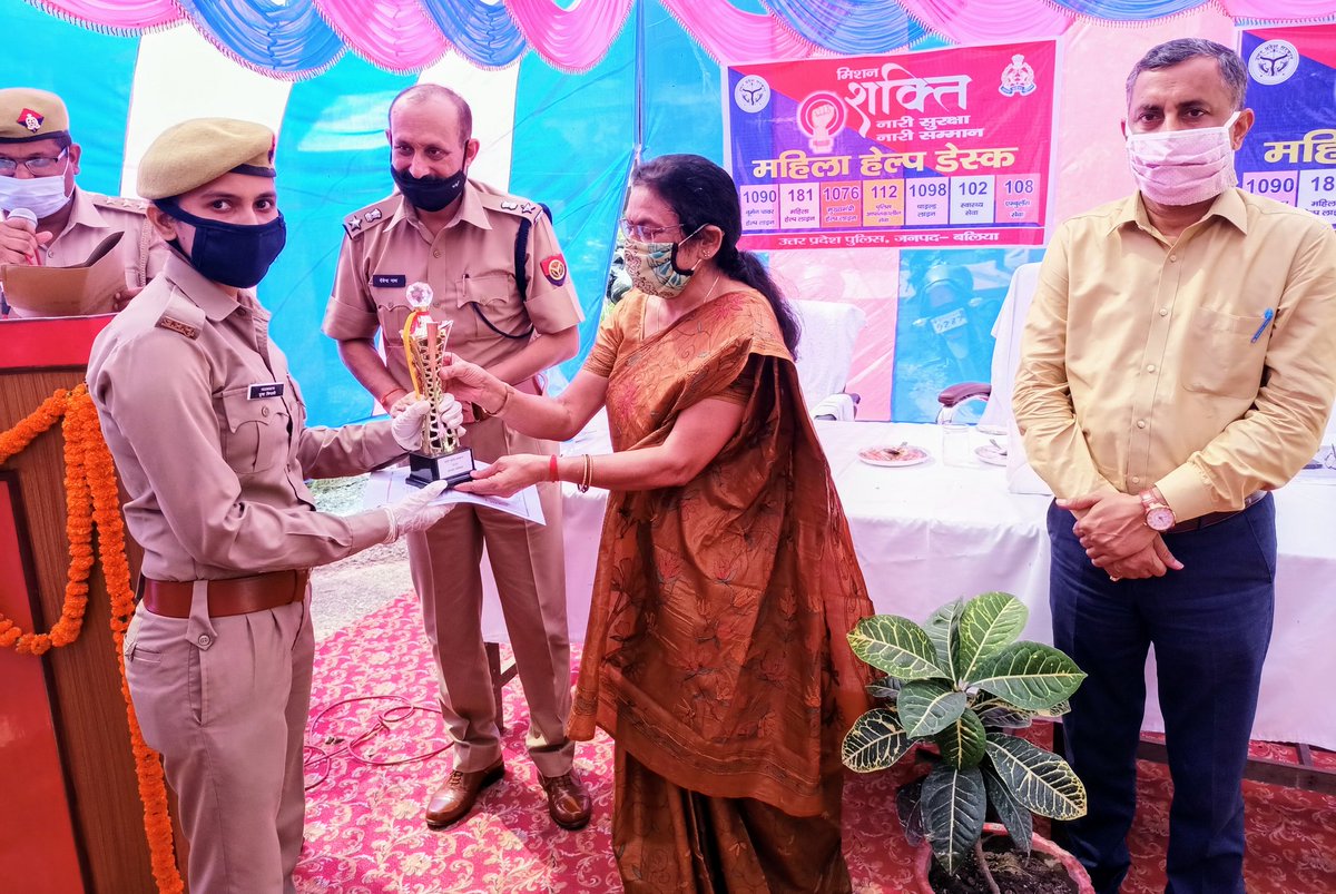 dmballia's tweet image. #MissionShakti अभियान के तहत शहर कोतवाली परिसर में आयोजित कार्यक्रम में बहादुरी भरा कार्य करने वाली महिला आरक्षियों को प्रशस्ति पत्र देकर सम्मानित किया गया। स्कूली छात्राओं को समस्त हेल्पलाइन नंबर, सुरक्षा संबंधी कानून व उनके अधिकार के बारे में जानकारी दी गई।
@CMOfficeUP @UPGovt
