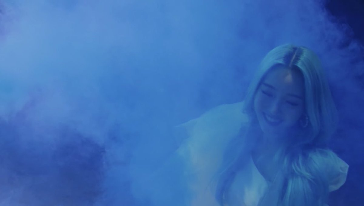 so someone mentioned that what if Jinsoul got to gowon already? This could be possible considering Gowon is seen in a cloud of BLUE smoke. Is Jinsoul starting to manipulate Gowon? Is shes getting into her head?