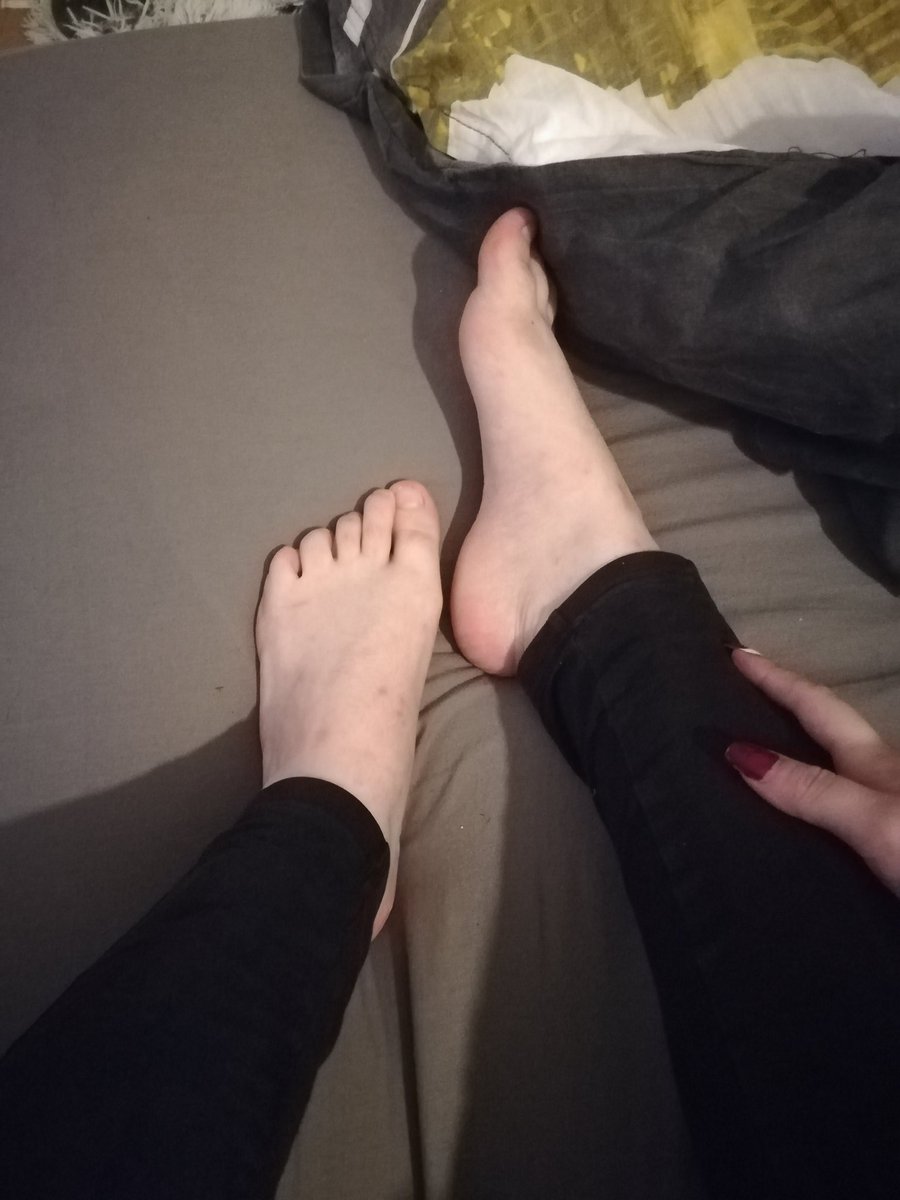 MatresseMoney's tweet photo. A genoux et embrassez moi les pieds pendant que je regarde Netflix ensuite vous me servirait de table pour mes sushi 😈🔱
#moneyslaves #esclave #pied #paypal #domina https://t.co/2yEso2mhtE