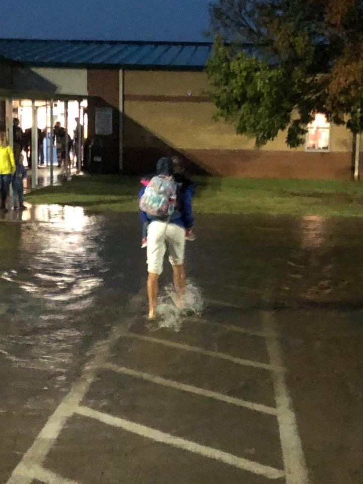 CoachGMcElroy10's tweet photo. This is why our players greet the elementary kids on Friday’s!
A servant hearted football player! Shoes off and carrying an elementary kiddo across the “river” out front! @PeasterISD #PeasterPride https://t.co/2pxjeq2PaH