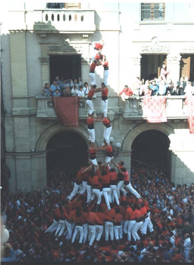 Tal dia com avui, fa 37 anys intentàvem per 1r cop el 4d9, començant el nostre idil·li amb els castells desfolrats.
L’any 1994 carregàvem per primera vegada a Valls el 2d9fm, sent el 2n de la colla en l’era moderna. #castellers #castelleres