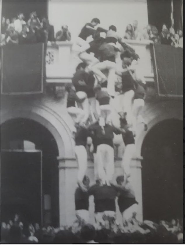 JovesValls's tweet photo. Tal dia com avui, fa 37 anys intentàvem per 1r cop el 4d9, començant el nostre idil·li amb els castells desfolrats.
L’any 1994 carregàvem per primera vegada a Valls el 2d9fm, sent el 2n de la colla en l’era moderna. #castellers #castelleres https://t.co/vQCX4UdxiB