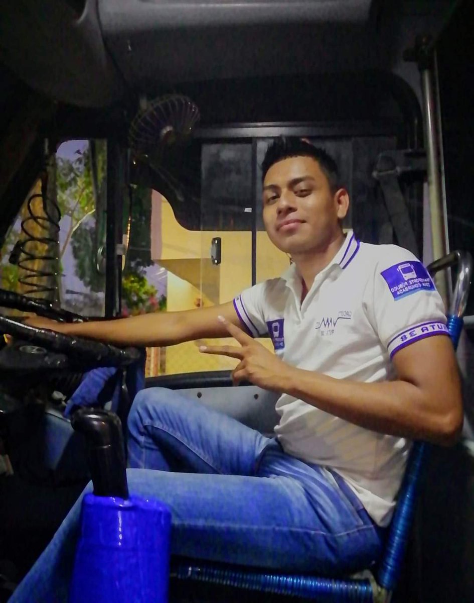 Carlos85399278's tweet photo. Quien conose a este chofer flaquito pero con buen paquete se le ve 🍆🍑 #CircuitoNorte #SeLeMarcanLosHuevotes
#Tampico #Heteros https://t.co/Y6SXxEMQ9f