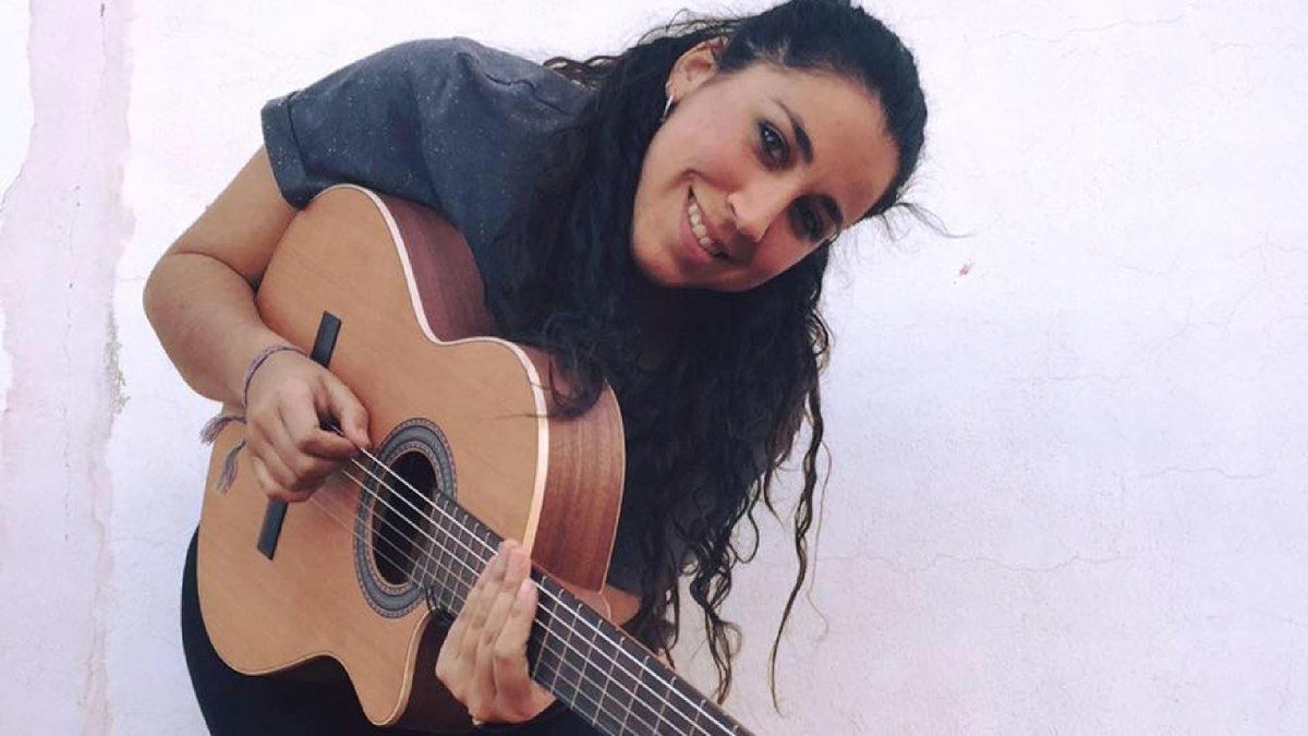 PopAndFood1's tweet photo. Hoy #recomendamos a @MariaRuiz_music. Su música, en estos tiempos, es un canto a la esperanza y la libertad. 

👉Sus dos discos: 'Metamorfosis (2017)' y 'El vuelo (2020)'. 

👉 El último podéis escucharlo aquí 🎼https://t.co/u8qQtZAB24 https://t.co/wqr65cK1nA