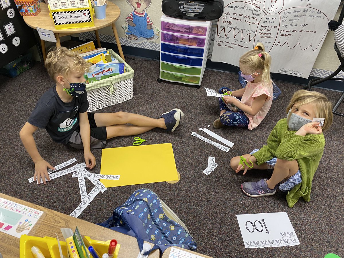ACatilus's tweet photo. Ever wondered how many mosquitoes a bat can eat in an hour? First graders figured it out!
#DelMarHeights #funinfirst #mrsC https://t.co/91jBE9L1nq