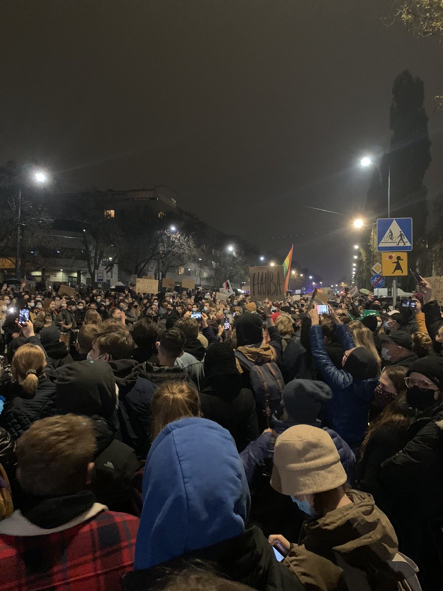wlodekczarzasty's tweet photo. Jeżeli TVP poda ,że w Warszawie nie ma ludzi na ulicy to pokażcie te zdjęcia 👍❤️ https://t.co/CWfuEq32nm